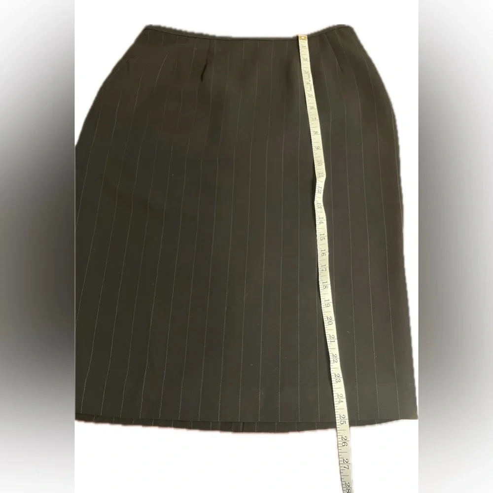 Le Suit darts front